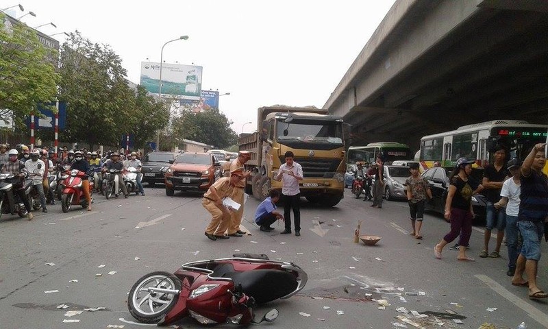 Xe máy va chạm xe tải, một người tử vong tại chỗ - ảnh 1