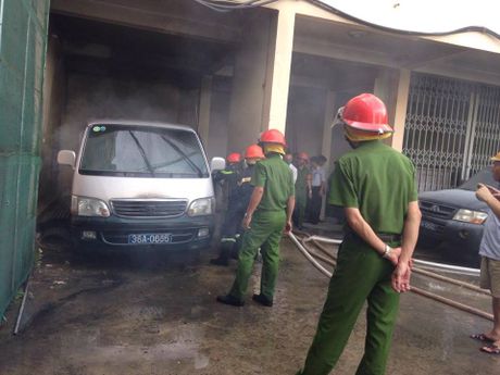 O to bat ngo boc chay, hang tram nguoi hoang loan - Anh 2