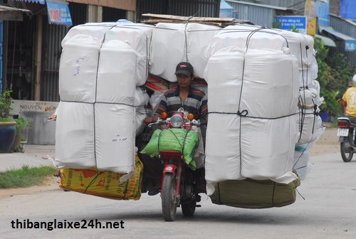 Bị phạt bao nhiêu nếu xe máy chở hàng cồng kềnh?